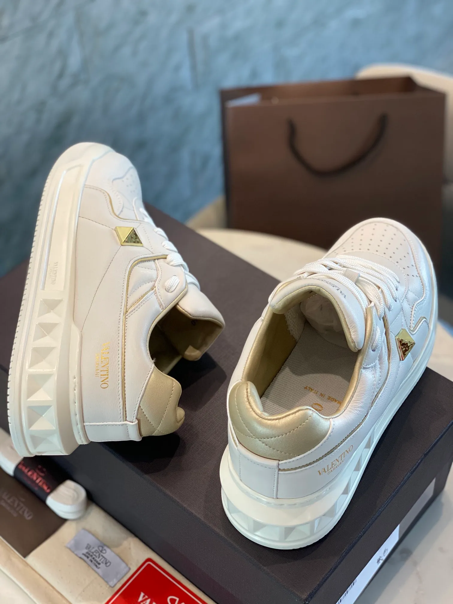 👟👟Ex-factory price 780👟👟 Valentino ONE STUD calfskin lace-up sneakers. Soft suede low-top sneakers, classic and versatile, couple's sneakers, special goods, worth buying! A pair of simple shoes with unique details will save you from the difficulty of dressing. OneStud sneakers, with quilted plaid and oversized rivets, create an eye-catching punk style and get rid of the heavy feeling of this season's clothing. U👟👟Ex-factory price raise calfskin derby shoes, with exquisite leather construction and simple silhouette, smooth lines set the tone of coolness, they are a versatile item in the wardrobe. There are more Valentino boutique shoes waiting for you to unlock! It’s time to get the shoes you’ve been coveting for a long time! Officially on sale 7,+++ - Seven straps, decorated with metallic rubber effect. Decoration on the back and tongue. Size 35-44.